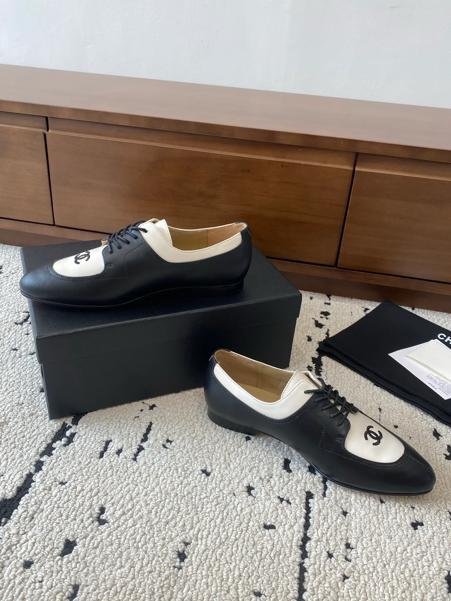 👟👟Ex-factory price 580👟👟 🍀CHANEL｜Chanel Xiaoxiang 25C new autumn and winter products, pointed-toe flat-soled deep-mouth shoes, full of retro style, elegant shoe shape, very pleasing to look at. The pointed toe makes the feet become thinner and looks slender. The classic double-C electric alluring design is particularly fashionable and elegant. The upper is made of top calf patent leather and the lining is silk sheepskin. It is super comfortable. Italian imported cowhide leather outsole. Size: 35-39 (customized 40/41) 👉 👉 👉 Buy now 👉 Buy now 👉